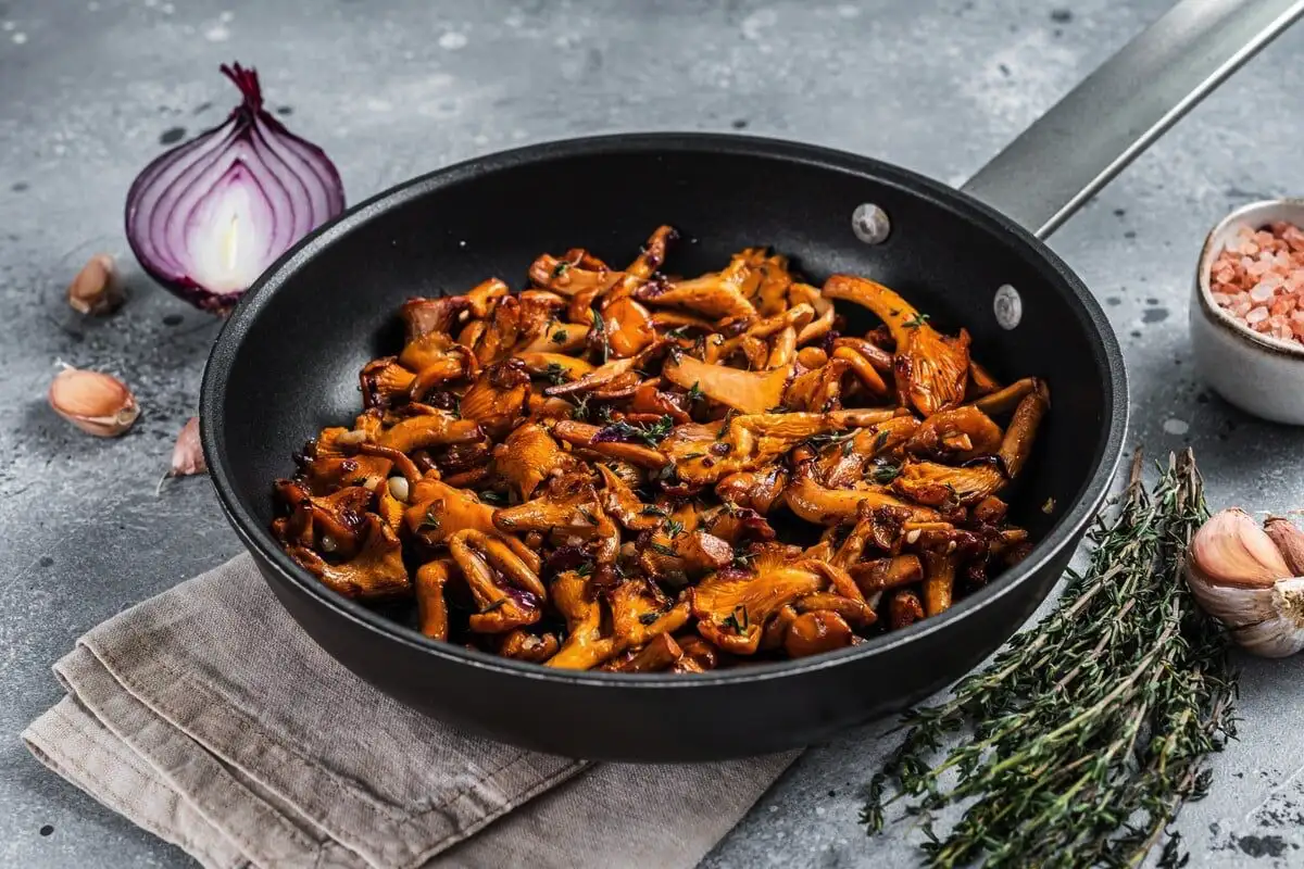 Sienten paistaminen: Näin saat kantarelleista täydellisen makuelämyksen