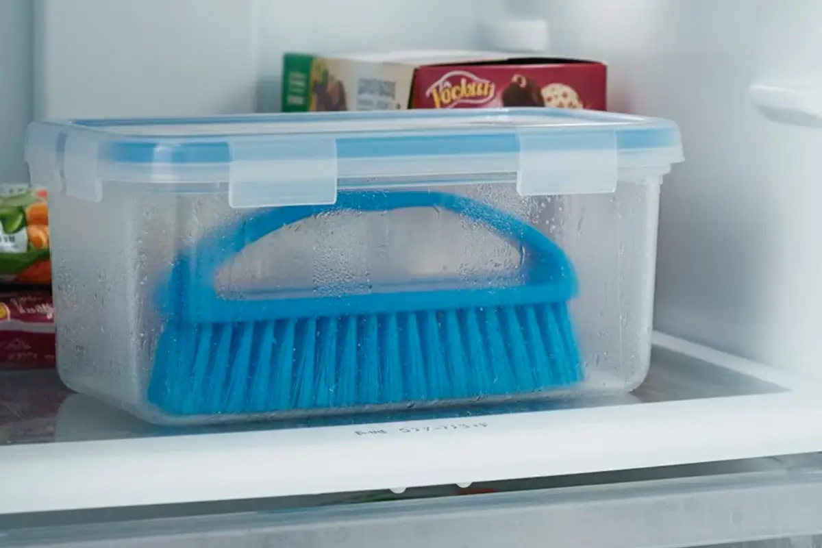 Pakastin salaisuus: Näin pidät siivousharjat puhtaina ja bakteerivapaana