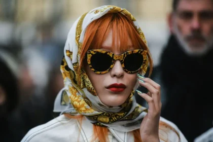 Suojaa hiukset syystuulelta: suomalainen silkkiliina hiusten pelastajana