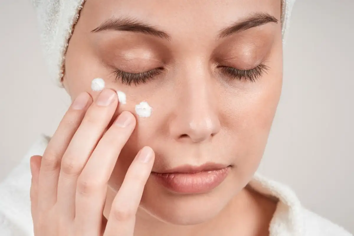 Sano hyvästit kalliille voiteille: Kotitekoinen silmänympärysgeeli, joka virkistää ja rauhoittaa