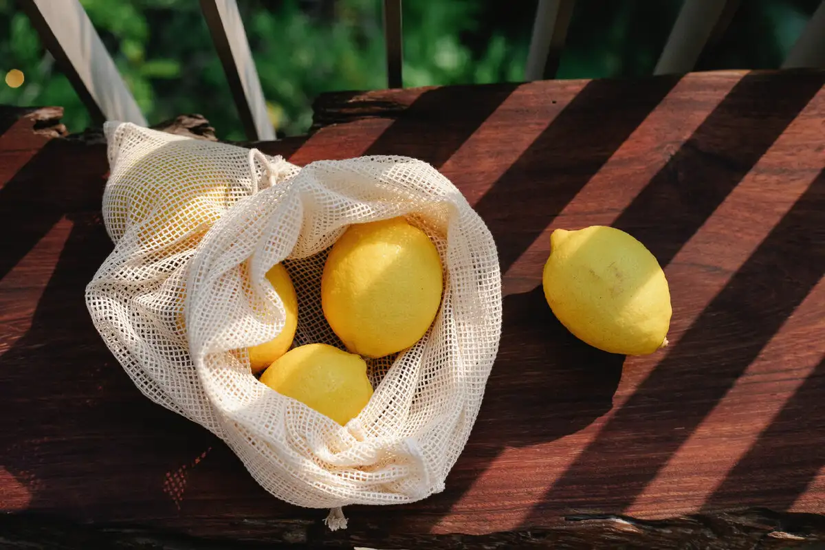 Älä säilytä tiskipöydällä äläkä alumiinifoliossa: Näin säilytät sitruunan, jotta se ei kuivu