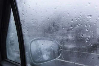 Kirkkaat ikkunat syksyn kosteudessa: Suomalainen etikkaspray pelastaa lokakuussa