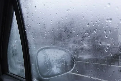 Kirkkaat ikkunat syksyn kosteudessa: Suomalainen etikkaspray pelastaa lokakuussa