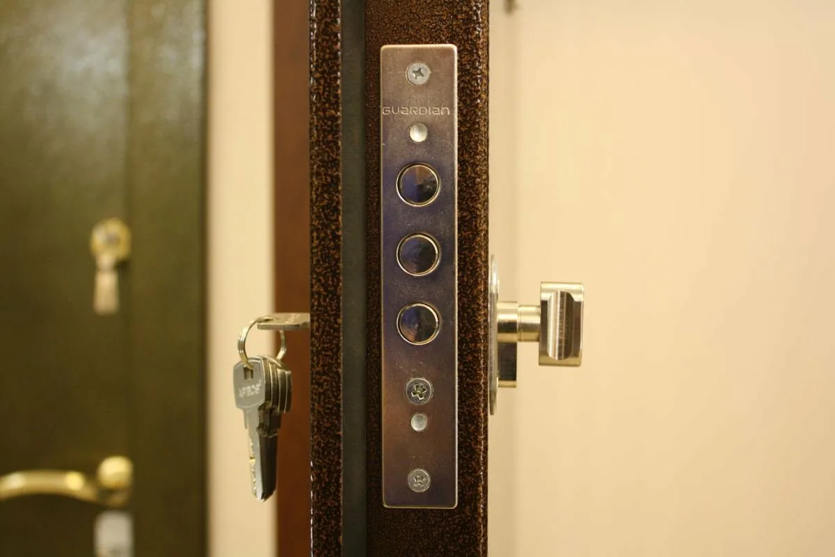 Suomalainen lukkojen tarkistus lokakuussa: Grafiittivoitelulla sujuvat ja turvalliset lukot