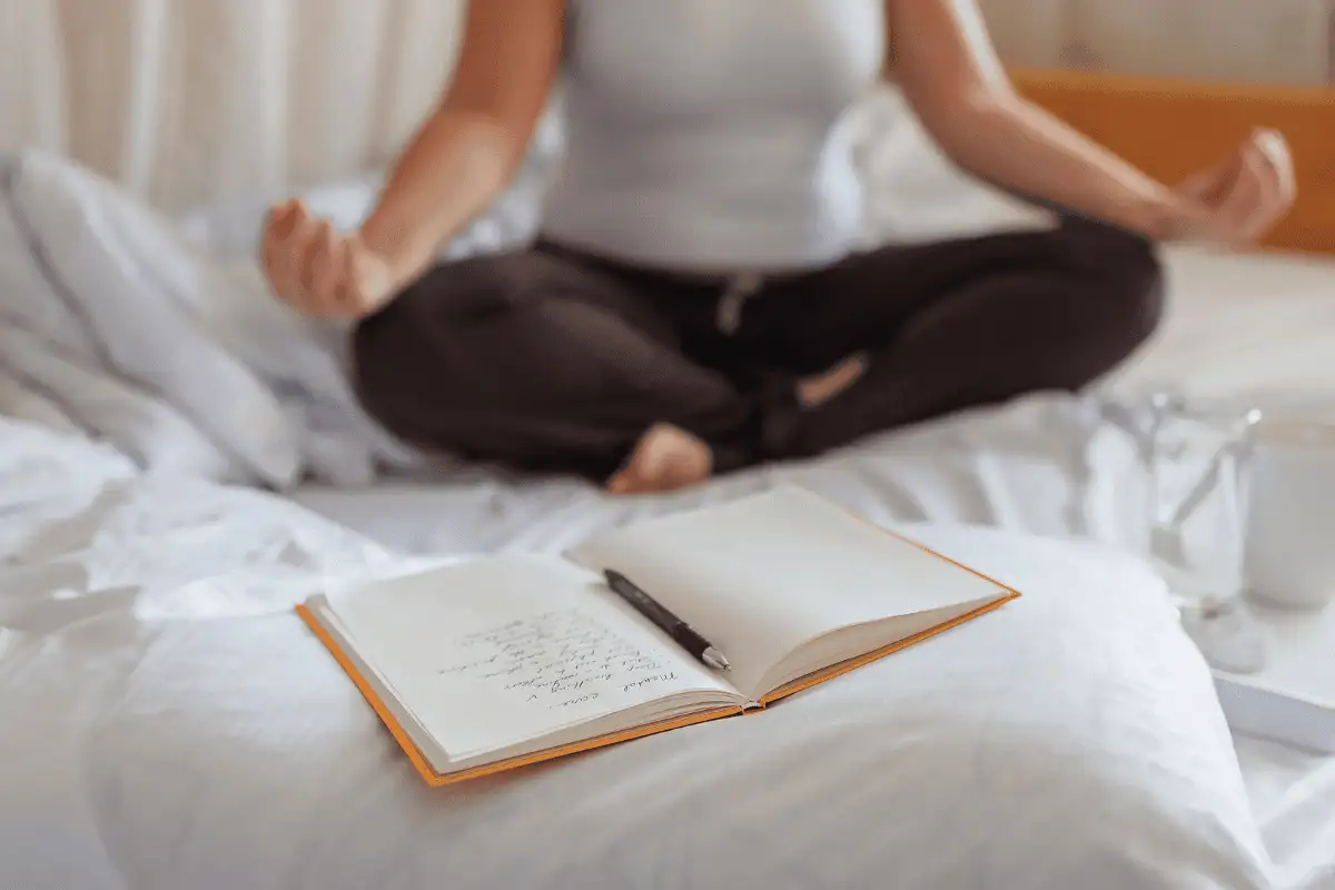 Suomalainen meditaatio ennen nukkumaanmenoa: Rauhoittava syysrituaali