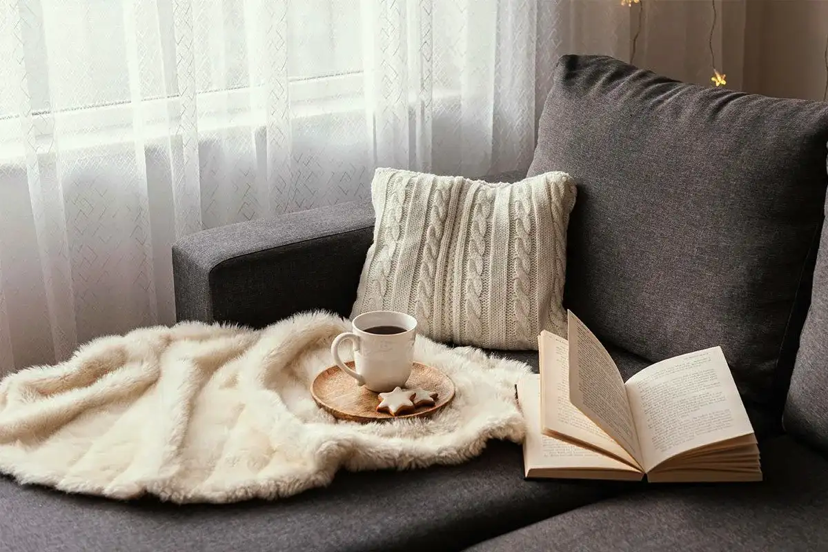 Tee kodistasi lämmin pesä talveksi: valaistus, tuoksut ja tekstuurit