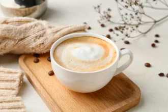 Valmista täydellinen cappuccino kotona: Helppo opas kahvilatason nautintoon