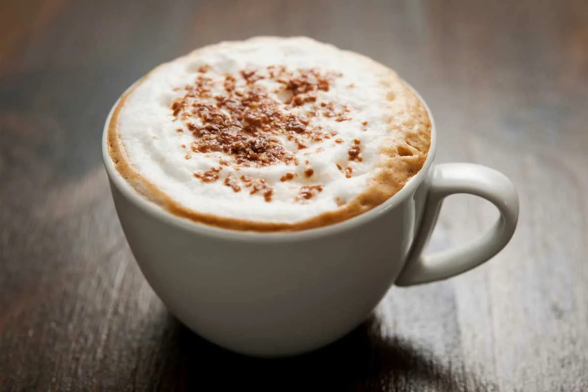 Valmista täydellinen cappuccino kotona: Helppo opas kahvilatason nautintoon