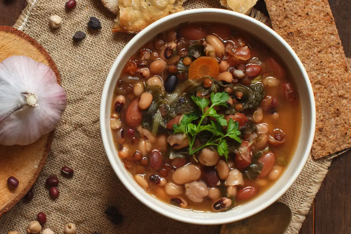 7 herkullista ja ravitsevaa keittoa, jotka pitävät nälän loitolla pitkään