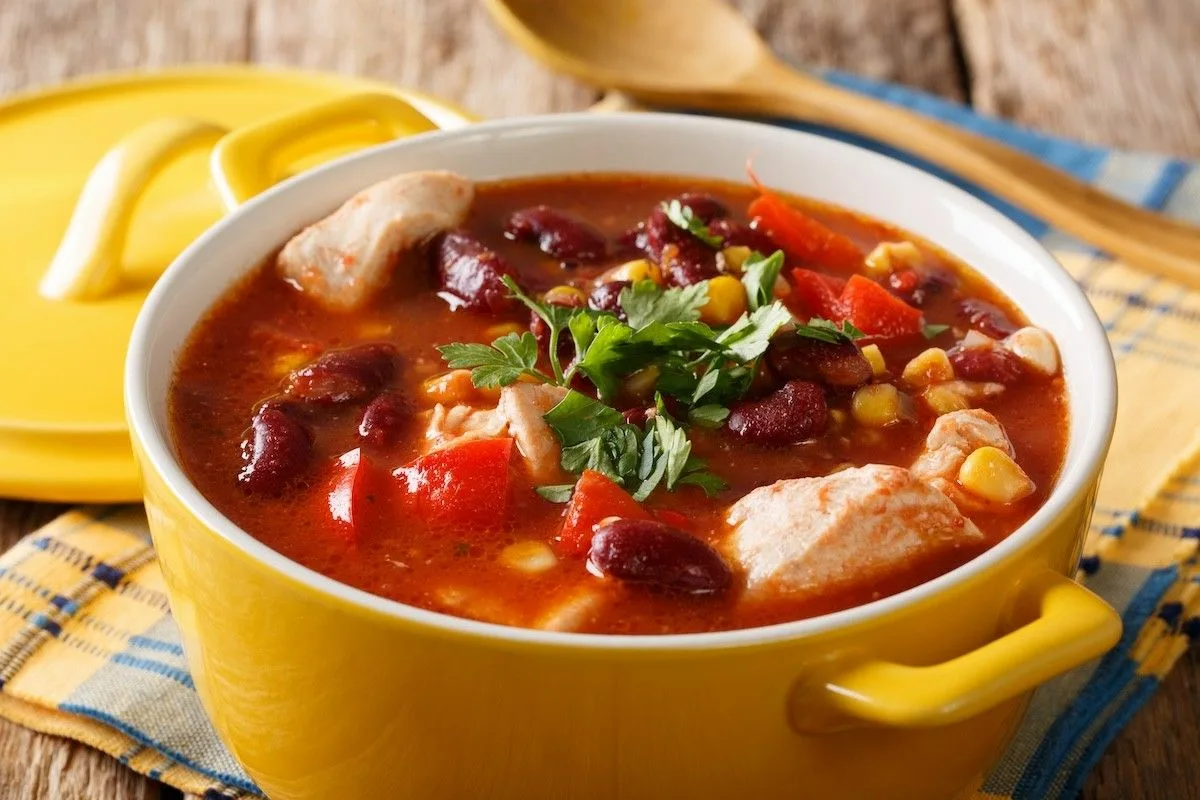 7 herkullista ja ravitsevaa keittoa, jotka pitävät nälän loitolla pitkään