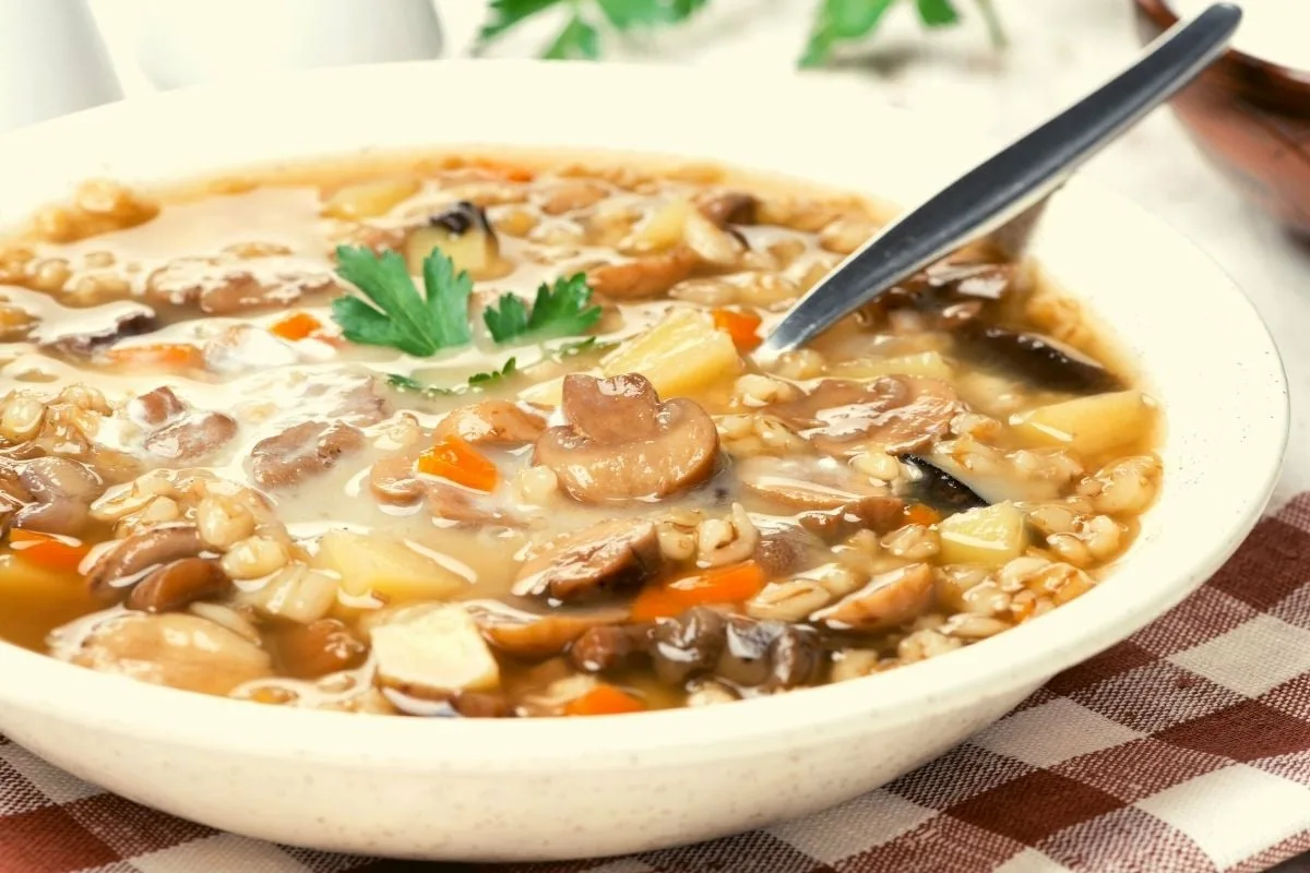 7 herkullista ja ravitsevaa keittoa, jotka pitävät nälän loitolla pitkään