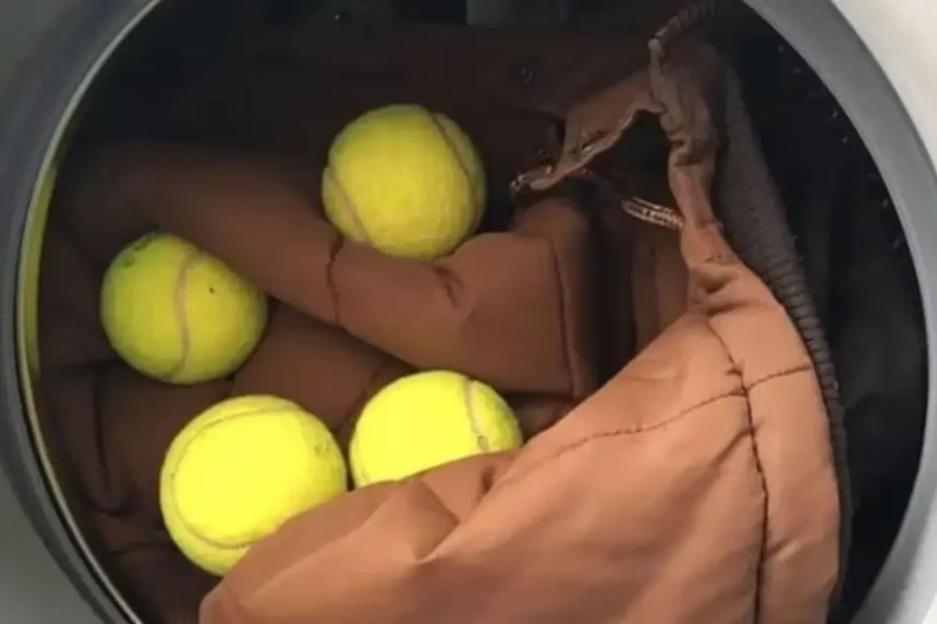 Tenispallot pesukoneeseen: Miksi tämä temppu pehmentää vaatteet ja lyhentää pesuaikaa