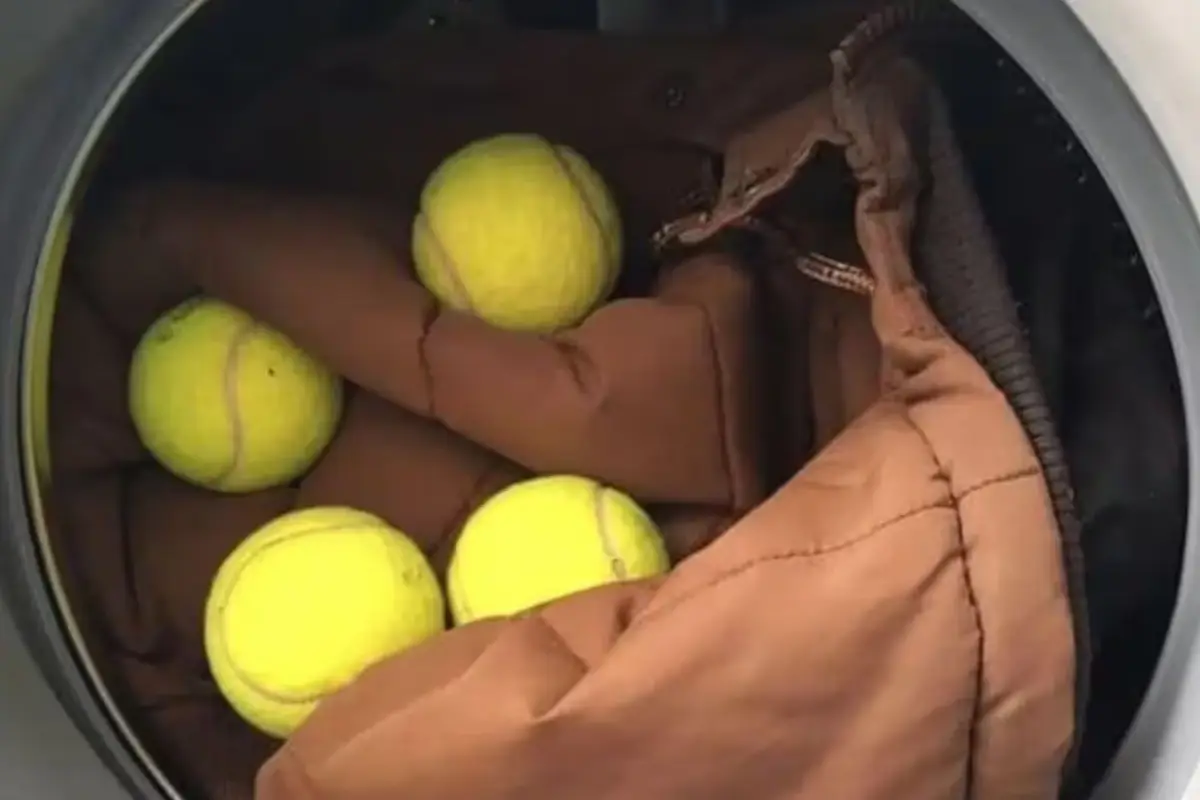 Tenispallot pesukoneeseen: Miksi tämä temppu pehmentää vaatteet ja lyhentää pesuaikaa