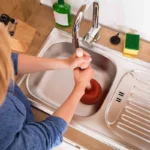 Vältä katastrofi keittiössä: 10 asiaa, joita ei saa kaataa tiskialtaaseen