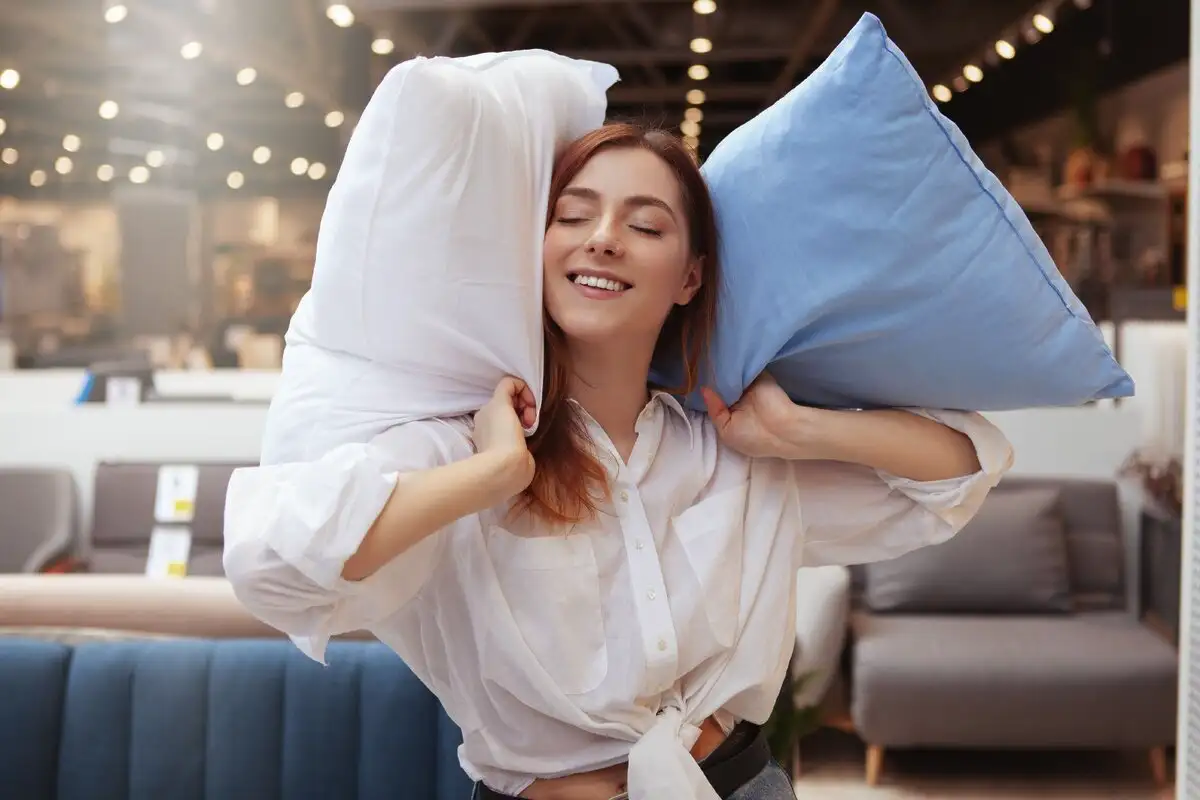 Poista Tyynyjen Pahat Hajut Ilman Pesua: Siivousasiantuntijan Tehokas Kotikonsti Hiustenkuivaajalla Ja Suihkeella