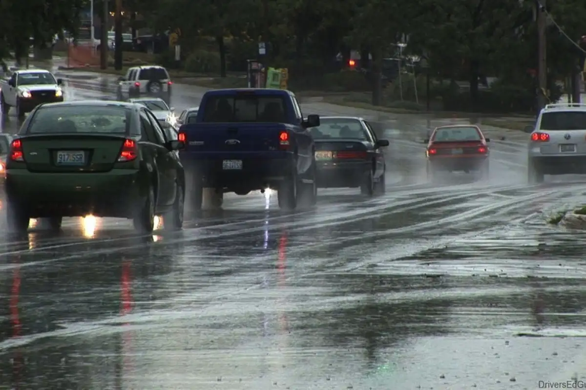 Vinkkejä turvalliseen ajamiseen sateella: Varo tätä yleistä virhettä, jopa kevyessä tihkusateessa!