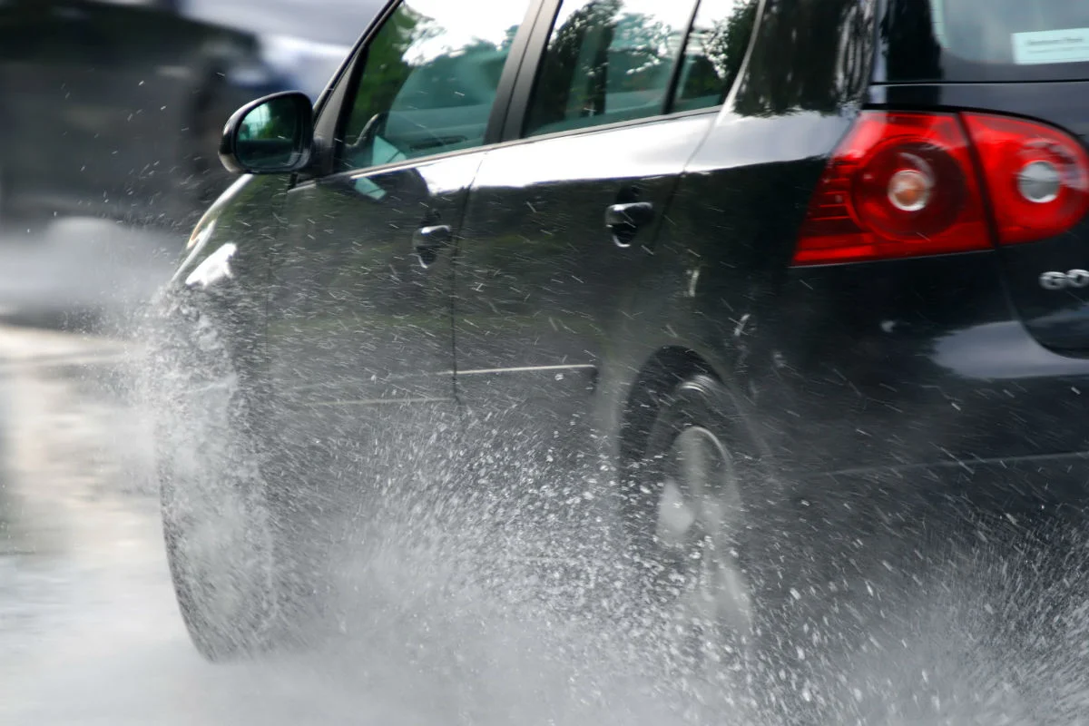Vinkkejä turvalliseen ajamiseen sateella: Varo tätä yleistä virhettä, jopa kevyessä tihkusateessa!