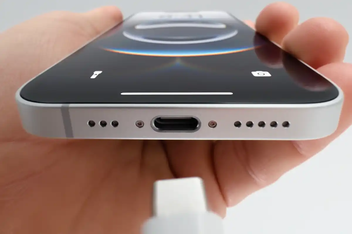 USB-C valloittaa – miksi puhelimesi saattaa tulla ilman kaapelia?