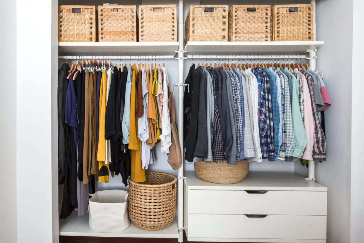 Vaatekaapin raivaus: Kolme kysymystä helpolla järjestykseen Tampereelta