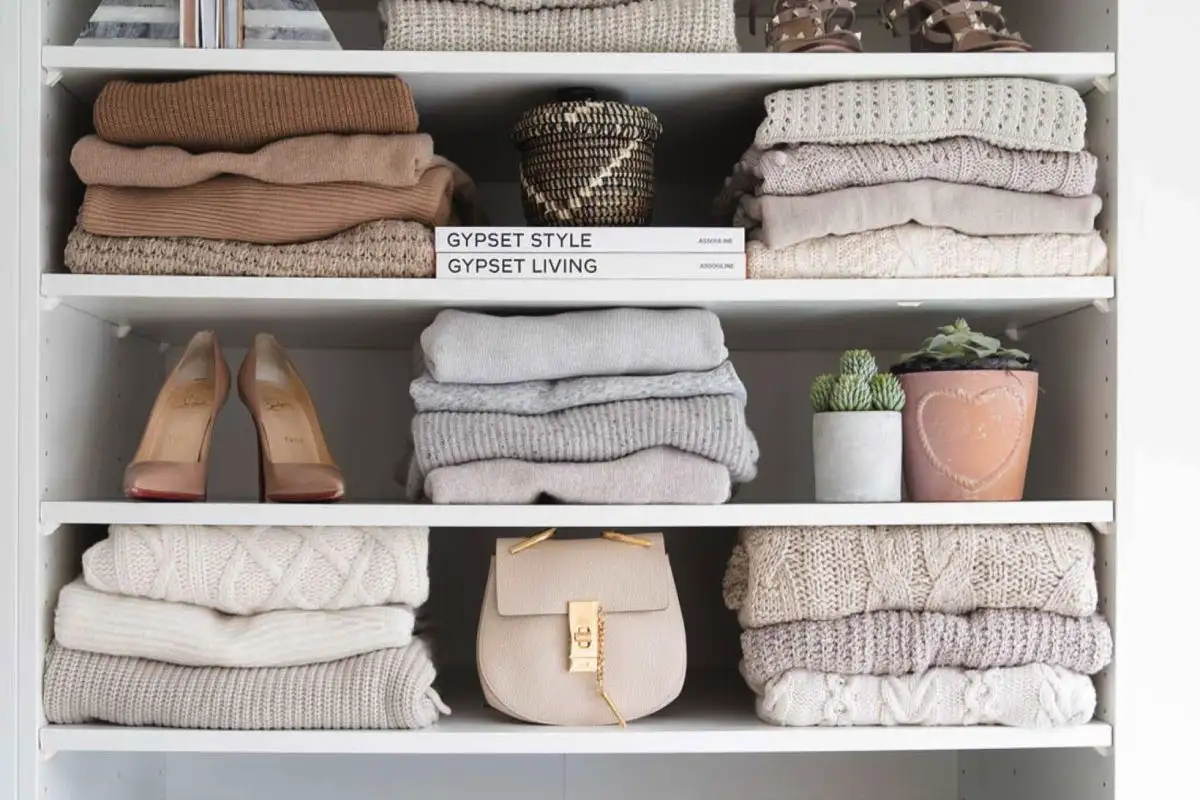 Vaatekaapin raivaus: Kolme kysymystä helpolla järjestykseen Tampereelta