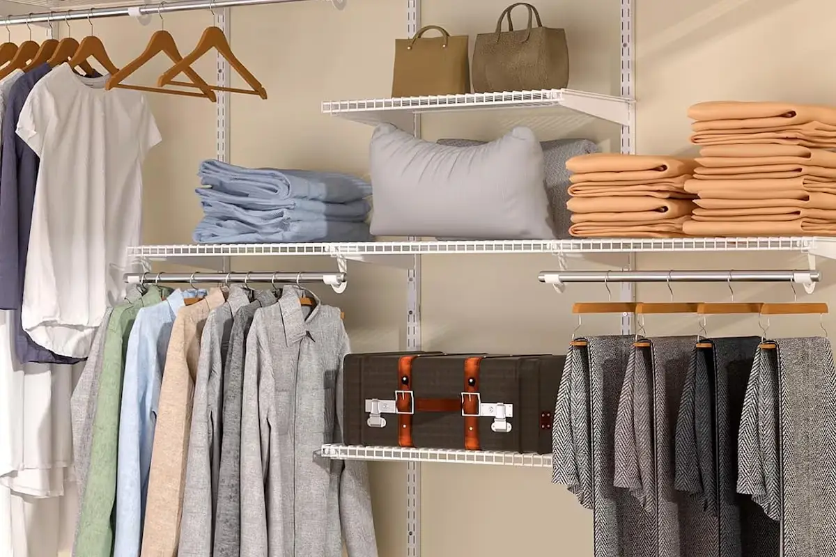 Sanan hyvästit perinteiselle vaatekaapille: Edullinen vaihtoehto, joka järjestää ja optimoi tilan