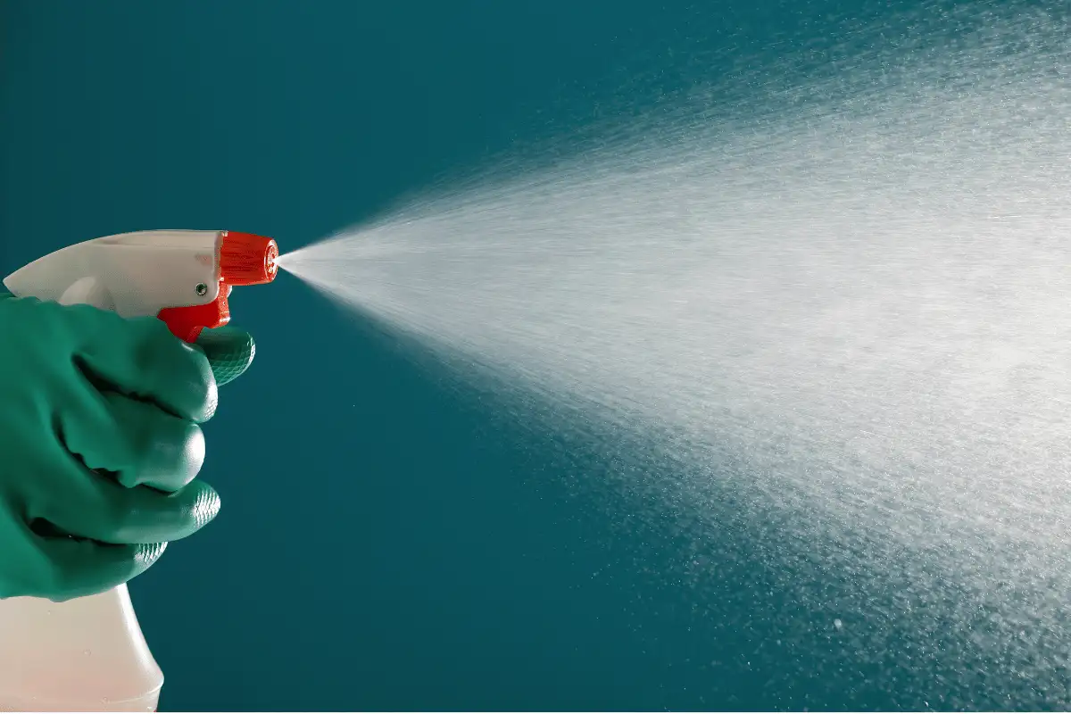 Näin raikastat vaatteesi vodkalla – nerokas tapa pitää vaatekaappi freesinä