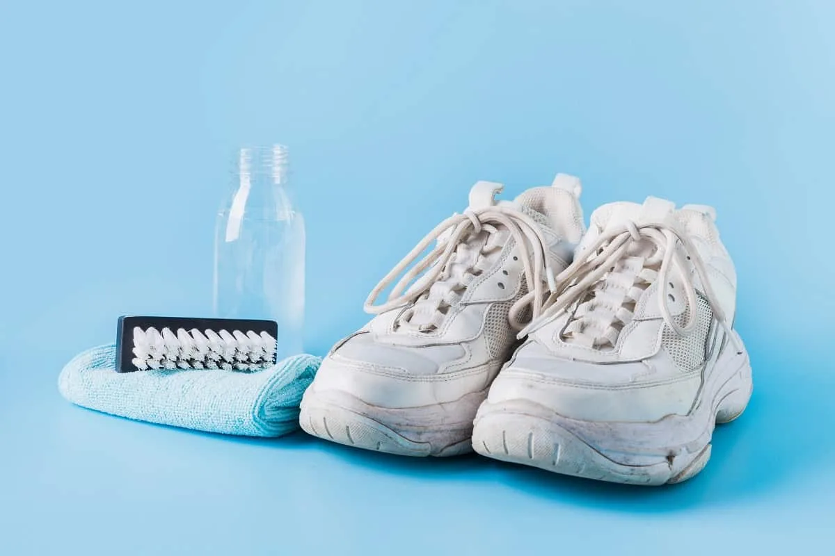 Hyvästit likaisille lenkkareille: Näin saat valkoiset kengät jälleen upeiksi
