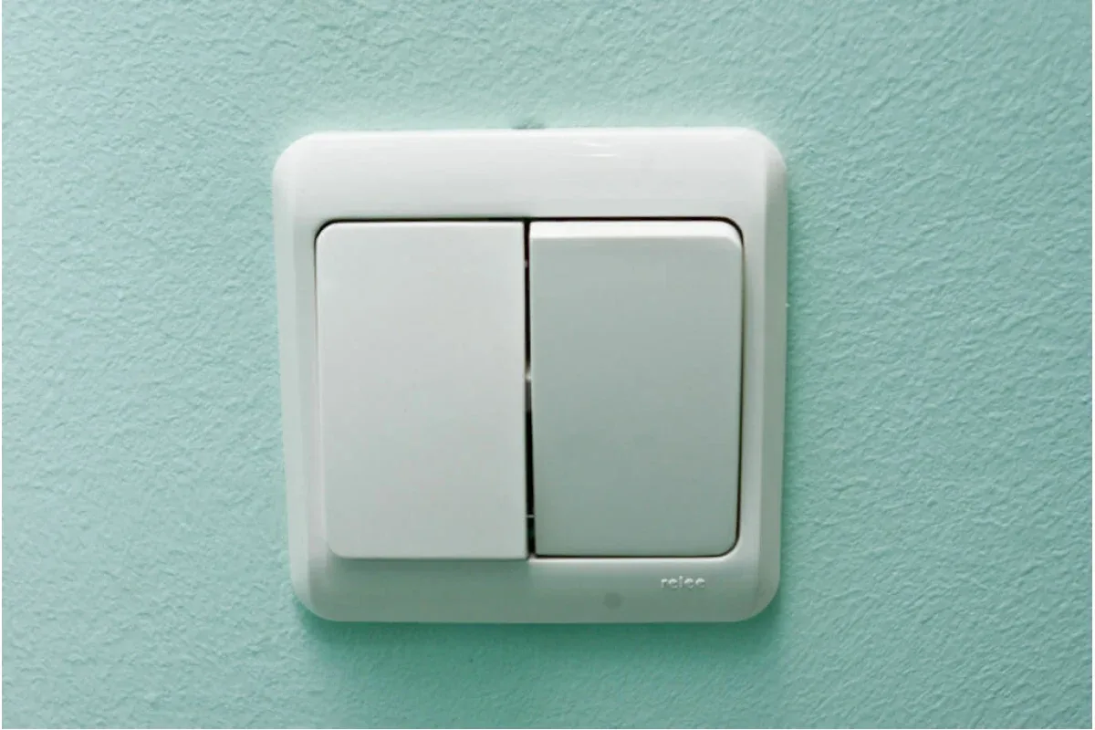 Valokatkaisimien puhdistus: Kolme yksinkertaista askelta kiiltävään lopputulokseen