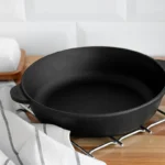 Mitä et voi kypsentää valurautapannussa: kokki nimesi 4 vaarallista tuotetta