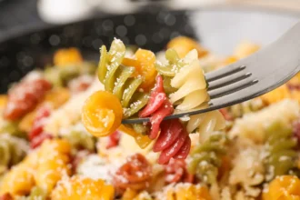 Värikäs pasta Romeon ja Julian tyyliin: Makujen ilotulitus kahdella kastikkeella