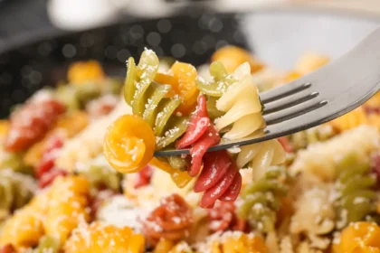 Värikäs pasta Romeon ja Julian tyyliin: Makujen ilotulitus kahdella kastikkeella