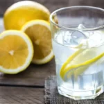 Vesi sitruunalla tyhjään vatsaan: Terveelliset hyödyt jokaiseen aamuun