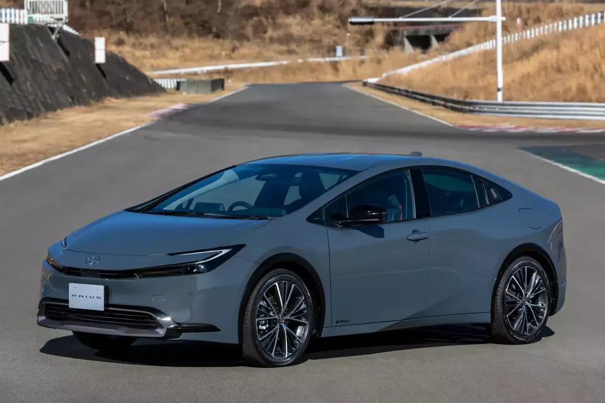 40 % uusista autoista hybridejä: Suomen vihreä autoilun nousu 2025