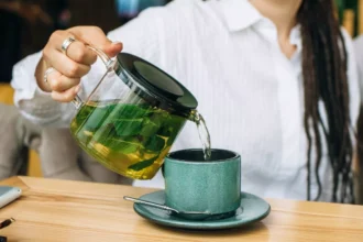 Mikä on oikea määrä vihreää teetä? Näin vältät liiallisen juomisen haitat
