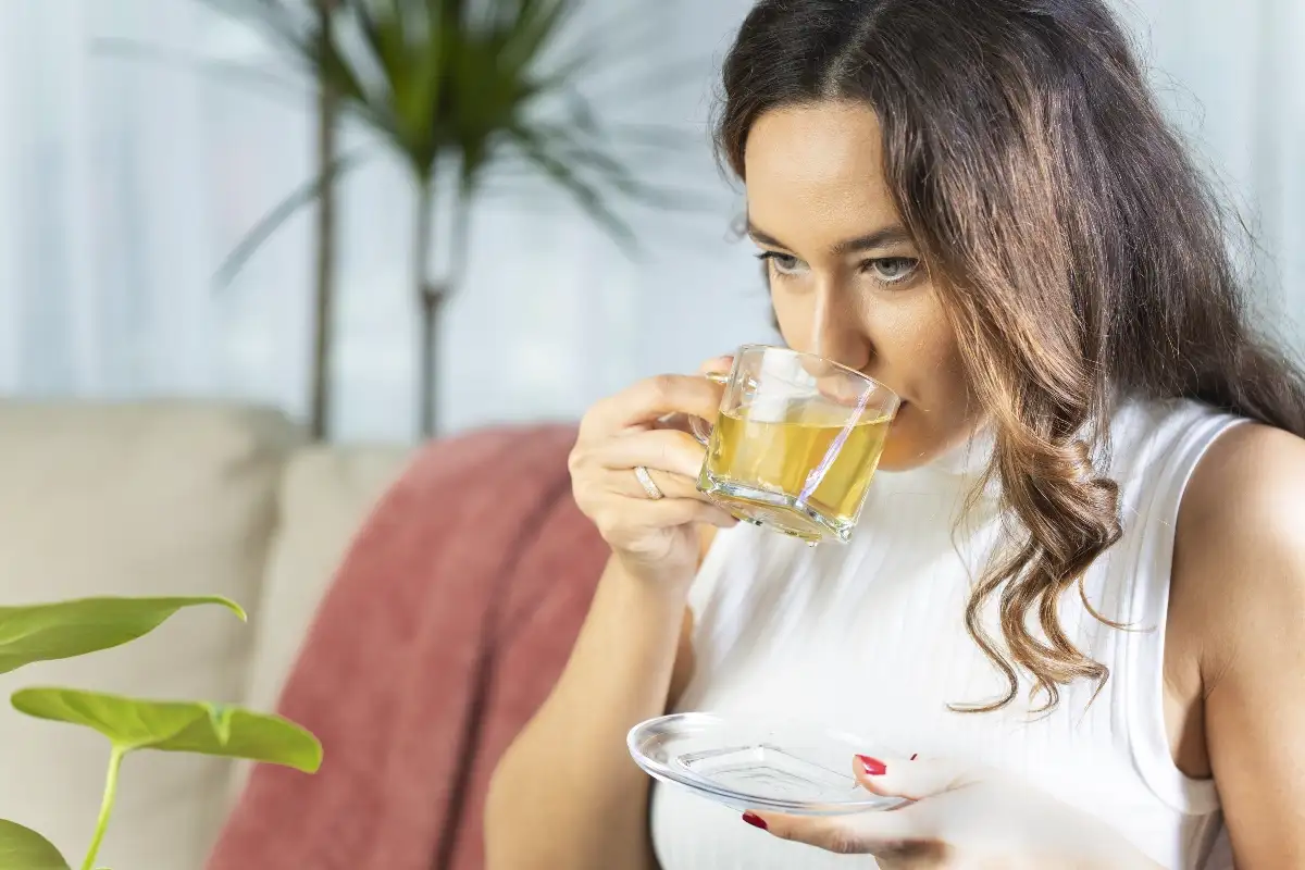 Mikä on oikea määrä vihreää teetä? Näin vältät liiallisen juomisen haitat