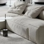 Vuoden 2026 sisustustrendi: Heitä koristetyynyt pois ja anna sohvan loistaa