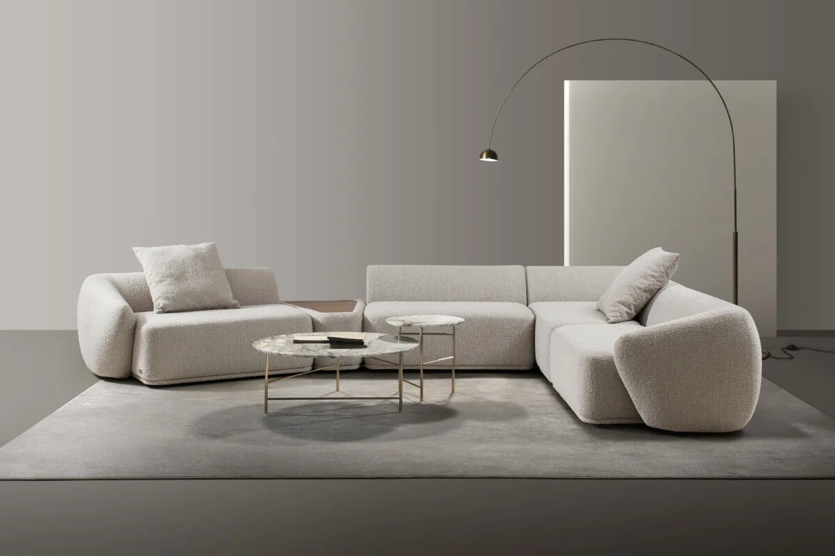 Vuoden 2026 sisustustrendi: Heitä koristetyynyt pois ja anna sohvan loistaa