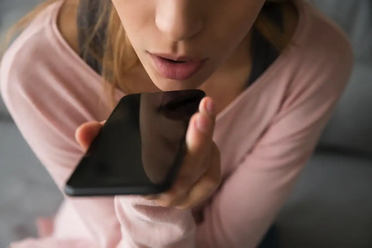 Ääniviesti puhelun sijaan – mitä se oikeasti paljastaa ihmisestä ja miksi se tuntuu niin vapauttavalta juuri tässä ajassa