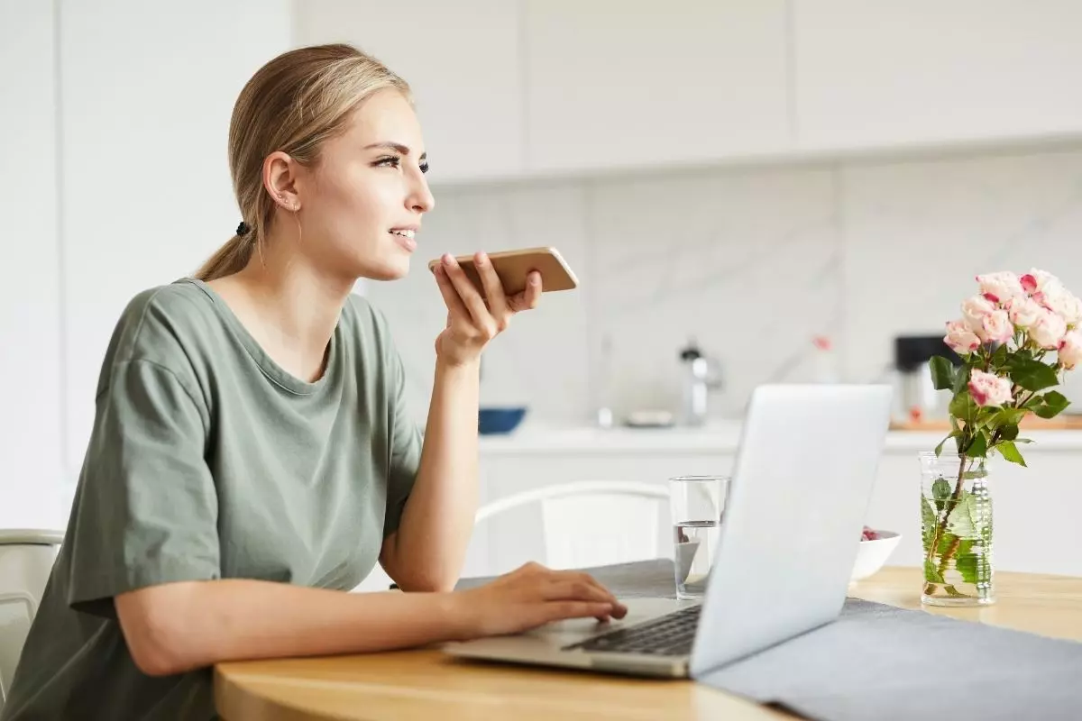 Ääniviesti puhelun sijaan – mitä se oikeasti paljastaa ihmisestä ja miksi se tuntuu niin vapauttavalta juuri tässä ajassa