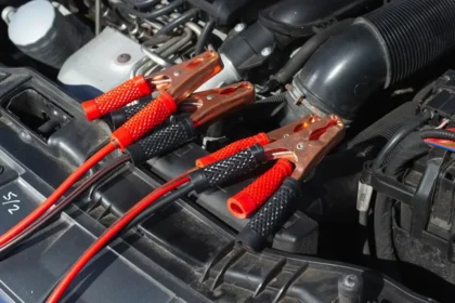 Akun kaapelien liittäminen oikein – täydellinen opas, joka estää vauriot ja pidentää käyttöikää vuosilla