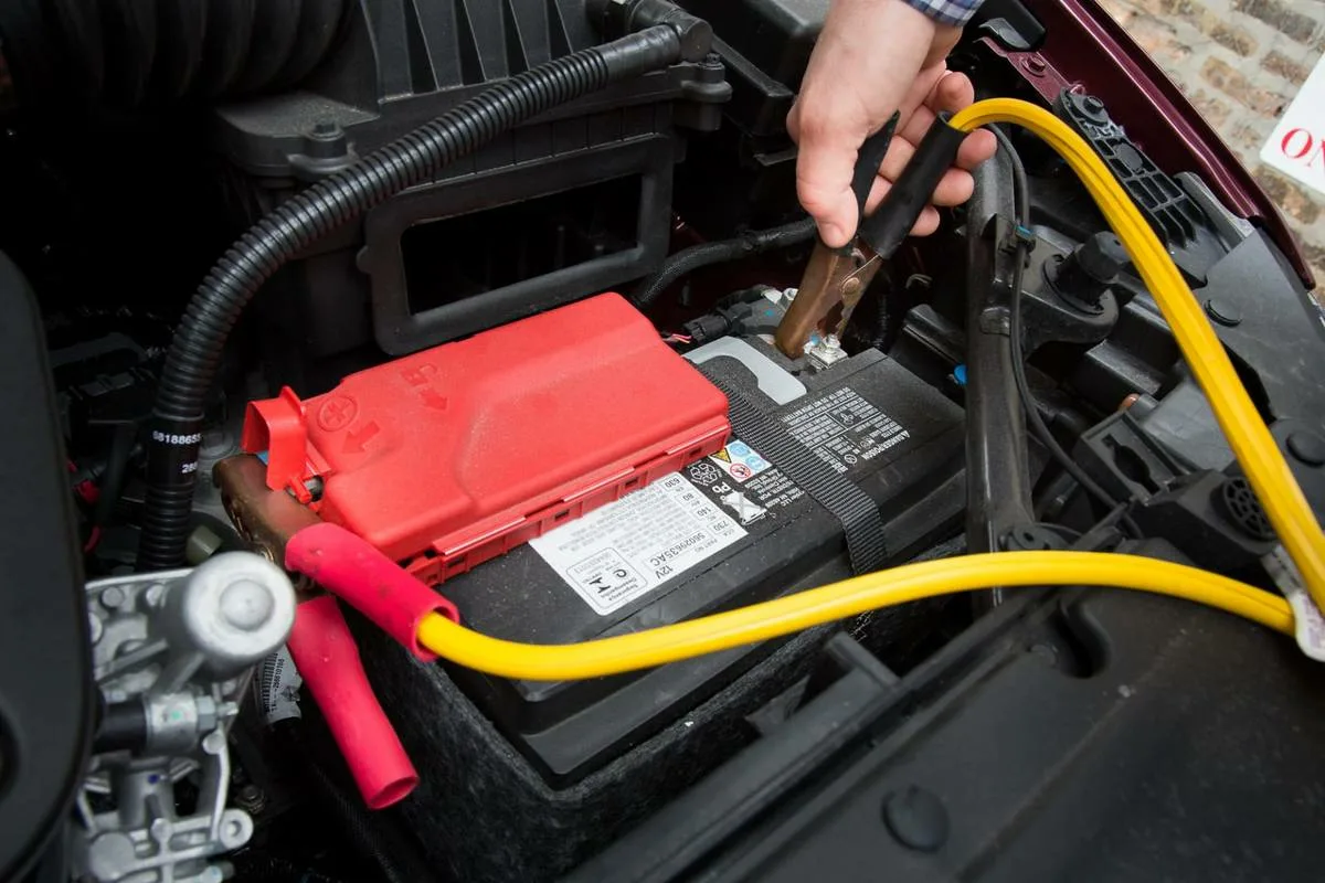 Akun kaapelien liittäminen oikein – täydellinen opas, joka estää vauriot ja pidentää käyttöikää vuosilla