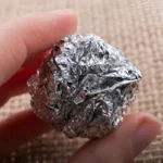 Alumiinifolio pesukoneeseen: 3 palloa, jotka lopettavat staattisen sähkön ja pelastavat vaatteesi