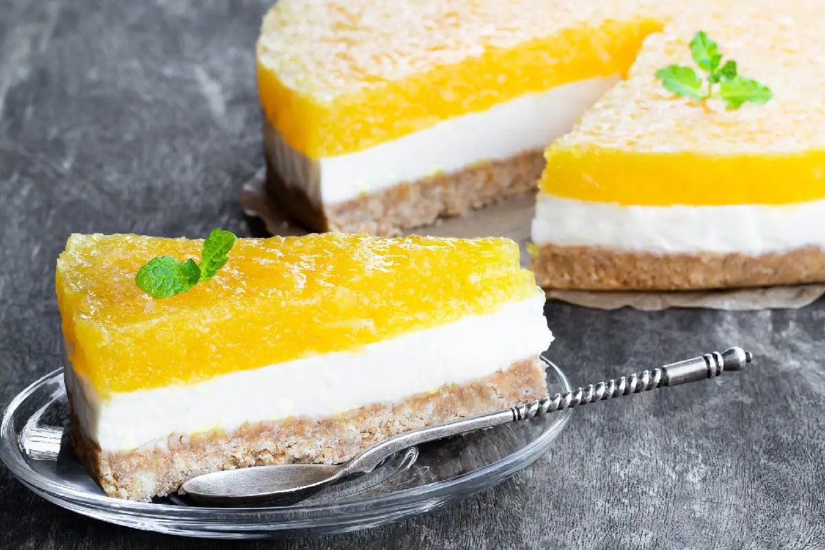 Ananasjuustokakku ilman paistoa: Raikas trooppinen herkku valkosuklaamoussella ja hedelmähyytelöllä