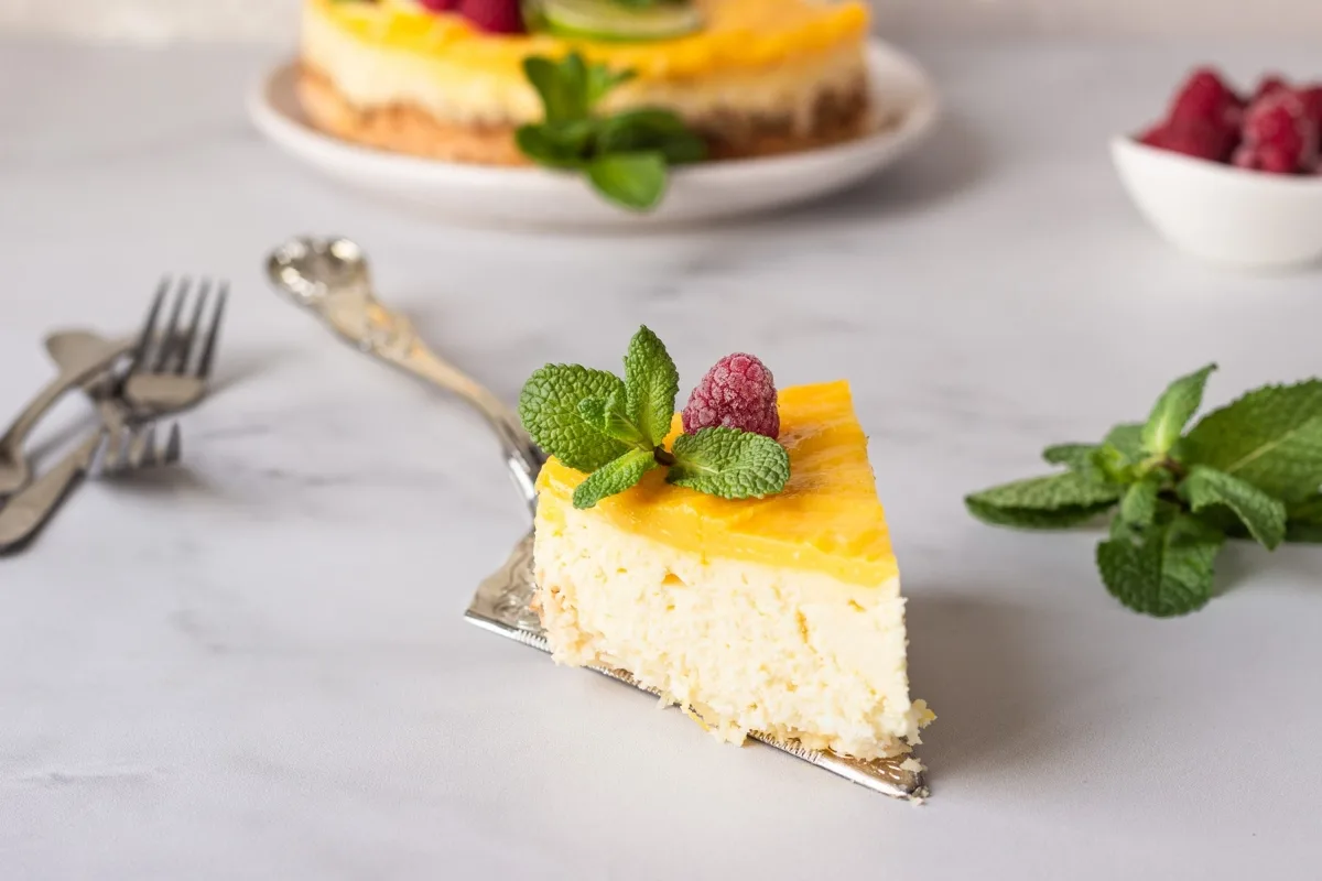 Ananasjuustokakku ilman paistoa: Raikas trooppinen herkku valkosuklaamoussella ja hedelmähyytelöllä