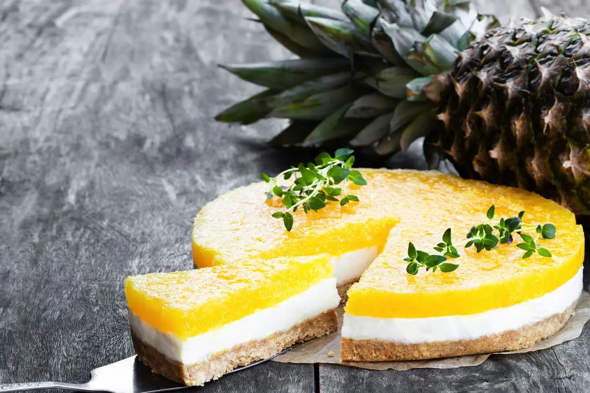 Ananasjuustokakku ilman paistoa: Raikas trooppinen herkku valkosuklaamoussella ja hedelmähyytelöllä