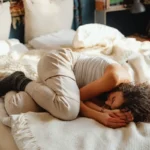 Missä asennossa nukut – mitä se oikeasti kertoo mielenterveydestäsi ja miksi some taas kerran meni aivan metsään