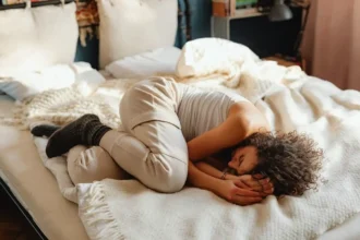 Missä asennossa nukut – mitä se oikeasti kertoo mielenterveydestäsi ja miksi some taas kerran meni aivan metsään