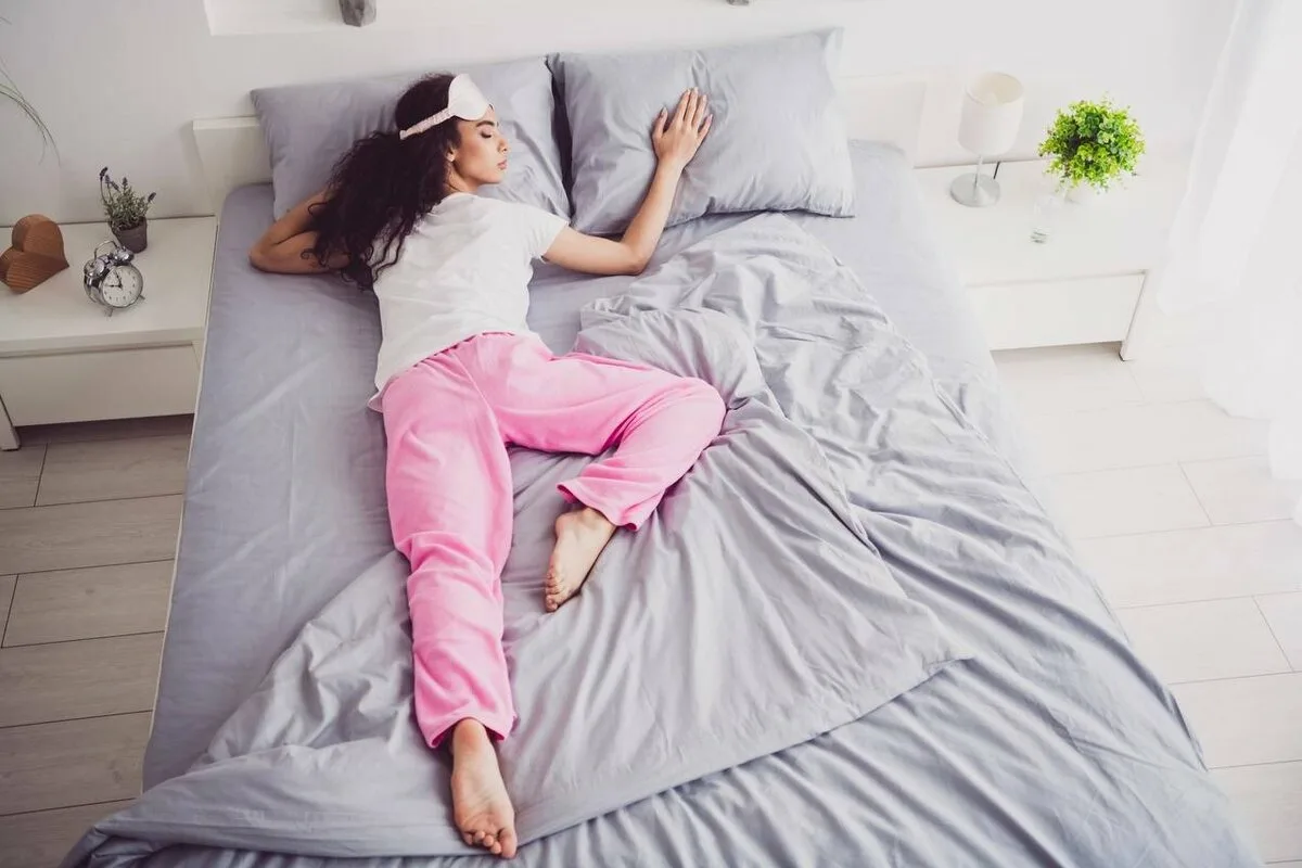 Missä asennossa nukut – mitä se oikeasti kertoo mielenterveydestäsi ja miksi some taas kerran meni aivan metsään