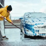 Kuinka usein auto pitää pestä talvella? Täydellinen opas, joka pelastaa autosi ruosteelta ja säästää sinut kalliilta korjauksilta