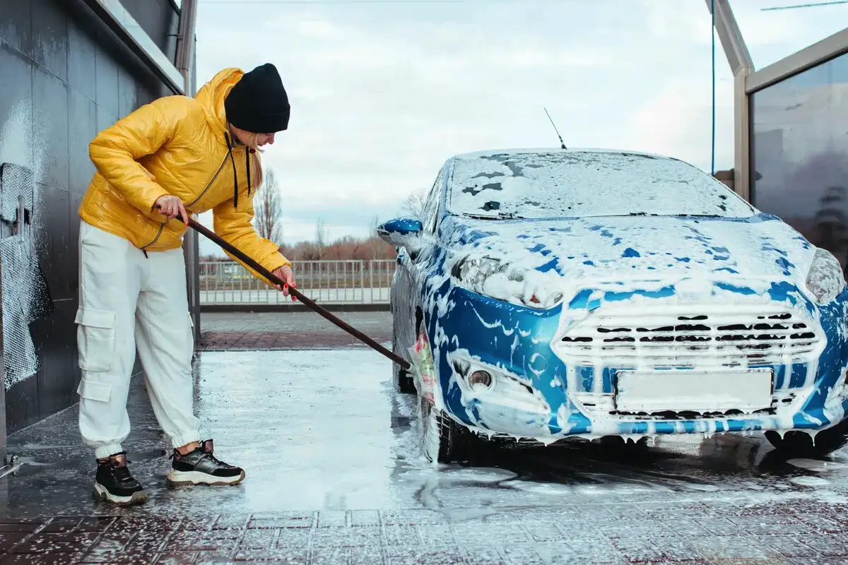 Kuinka usein auto pitää pestä talvella? Täydellinen opas, joka pelastaa autosi ruosteelta ja säästää sinut kalliilta korjauksilta